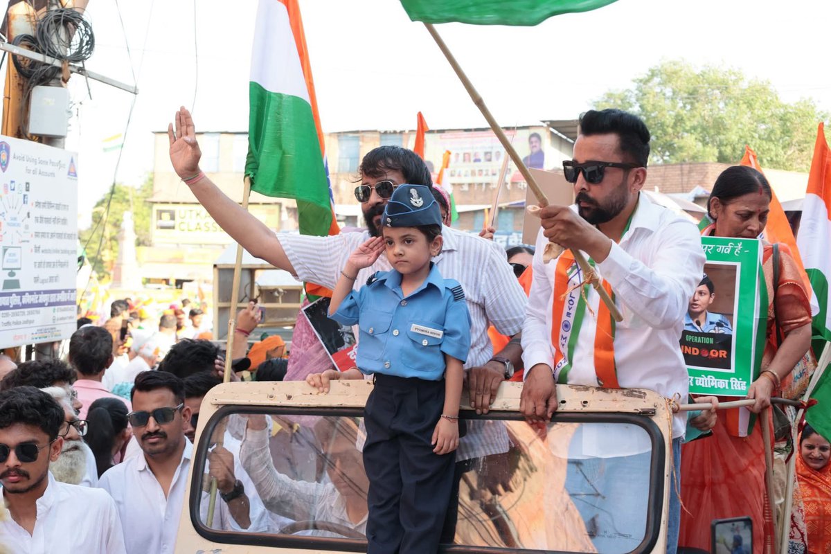 जोधपुर में आज ‘ऑपरेशन सिंदूर' की सफलता पर निकली तिरंगा यात्रा भव्य जनसागर में बदल गई। इसमें हर वर्ग ने स्वस्फूर्त भागीदारी कर अपना जज़्बा दिखाया। 

जोधपुर का आकाश भारत माता की जय के नारों से गूंजता रहा। 

#TirangaYatra
#EkDeshEkDhadkan <a href="/gssjodhpur/">Gajendra Singh Shekhawat</a> <a href="/BJP4India/">BJP</a> <a href="/BJP4Rajasthan/">BJP Rajasthan</a>