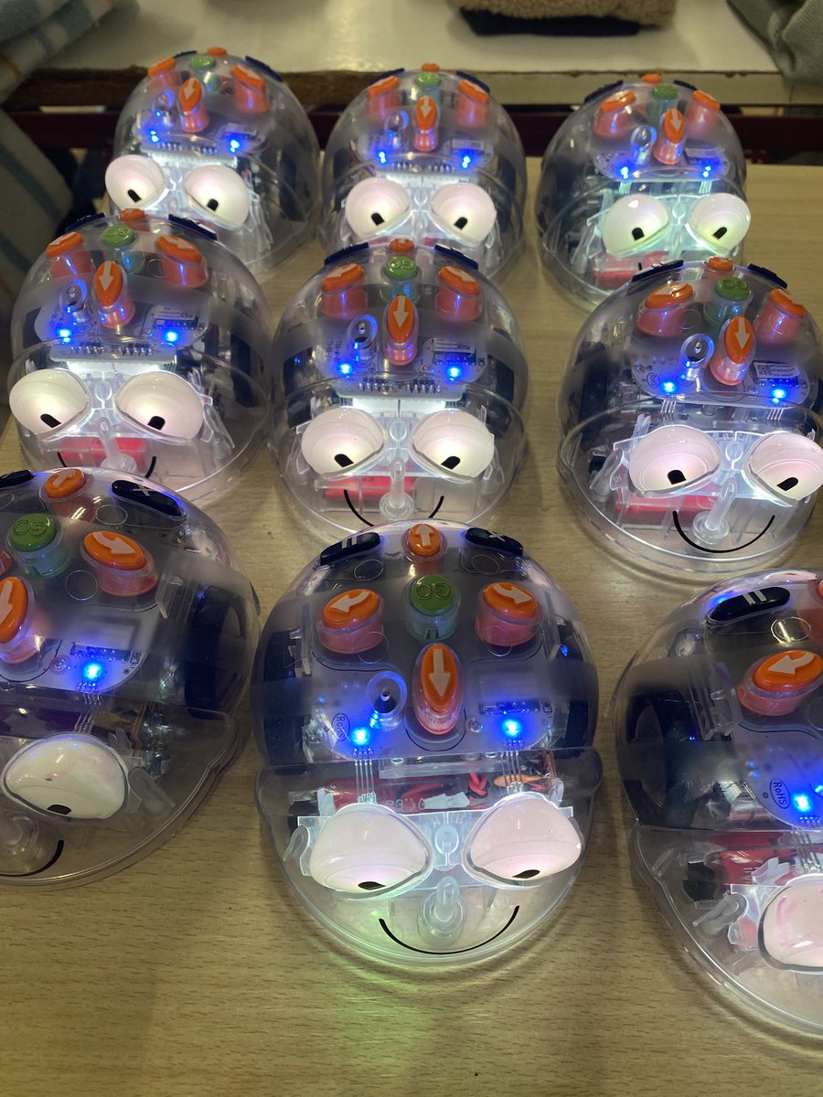 JoliotCurie5's tweet image. Découverte des #Beebots en maternelle avec un atelier débranché avant de se lancer avec les robots. 

Au programme : 

✅Construction d’une route pour programmer sa Bee Bot 
✅ Programmer progressivement sa Bee bot en fonction de son parcours 
✅Découverte de #Matatalab