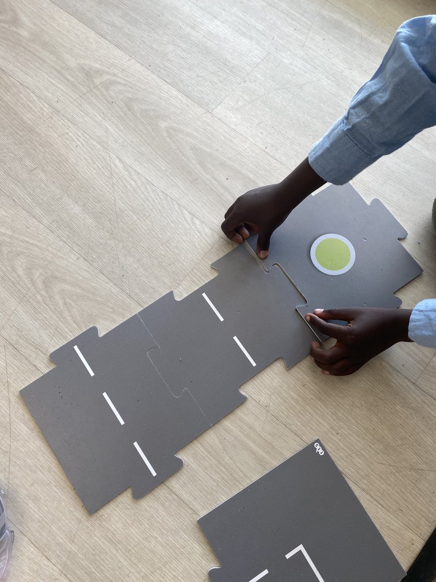 JoliotCurie5's tweet image. Découverte des #Beebots en maternelle avec un atelier débranché avant de se lancer avec les robots. 

Au programme : 

✅Construction d’une route pour programmer sa Bee Bot 
✅ Programmer progressivement sa Bee bot en fonction de son parcours 
✅Découverte de #Matatalab