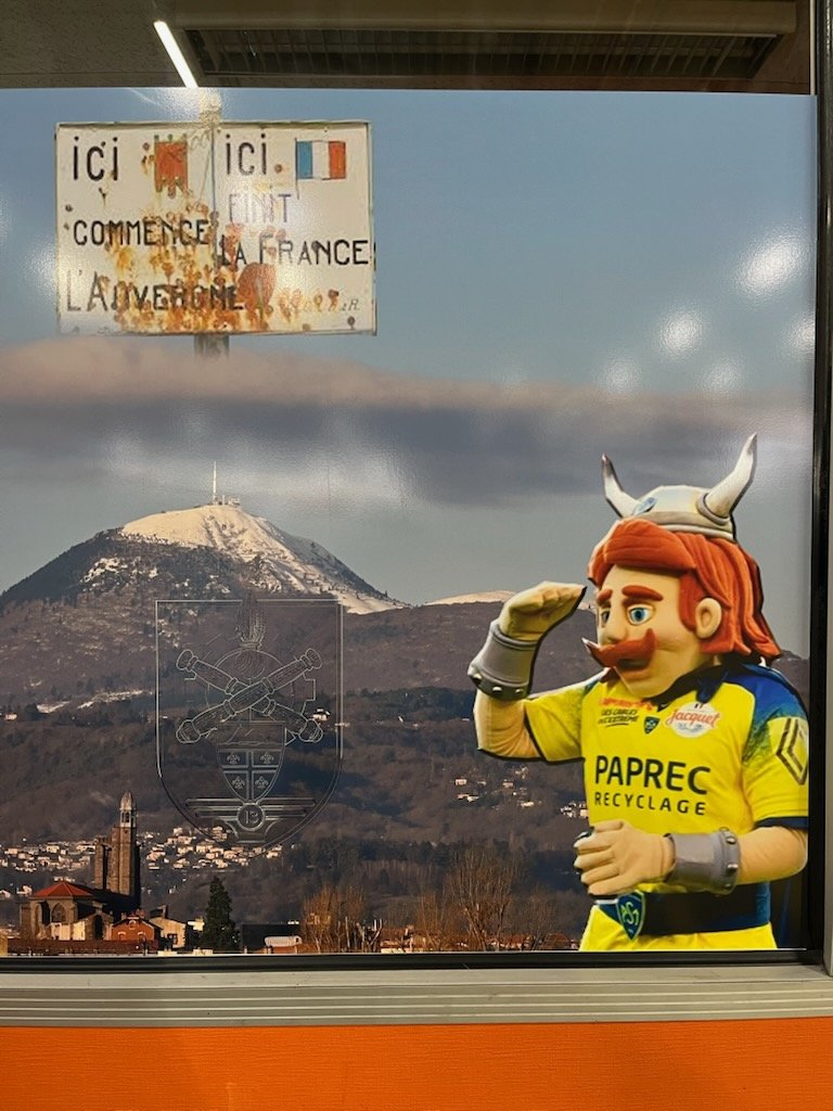 #MondayMotivation
Petit problème : excès de luminosité dans le bureau des ateliers. On nous a demandé si nous pouvions mettre une photo sur la vitre. Petit montage, problème réglé ! Quoi, qui a dit que l’on était chauvin🤔 
Allez, on vous laisse le mot de fin. Ici, ici, c’est M…