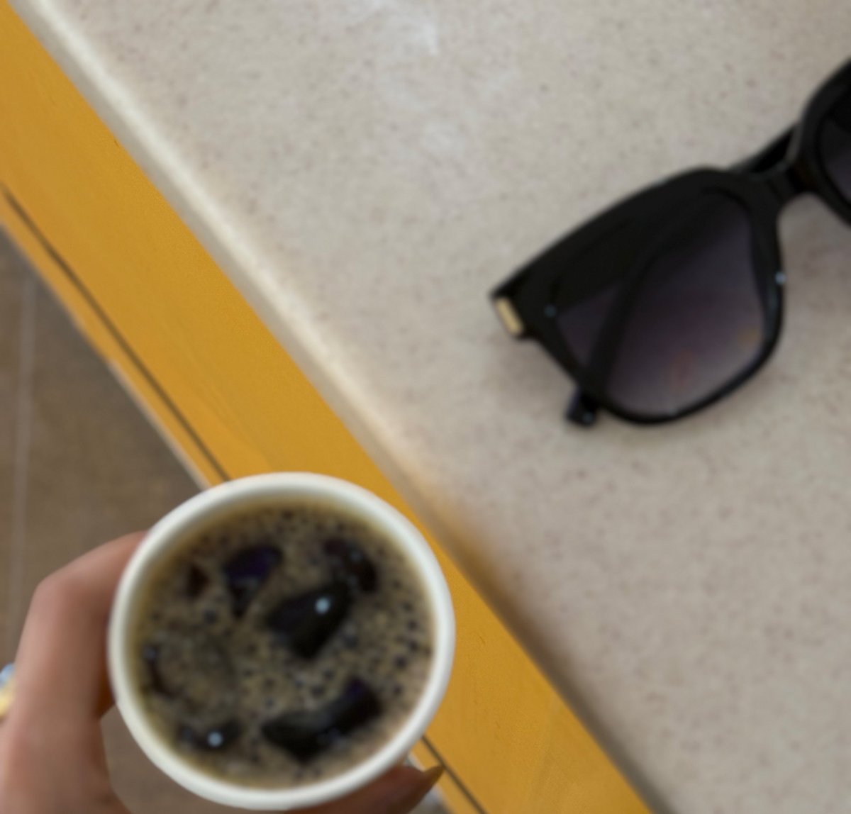 أشتري الأحلام في سوق المُنى
وأبيع العُمرَ في سوق الهمومِ ….🎶