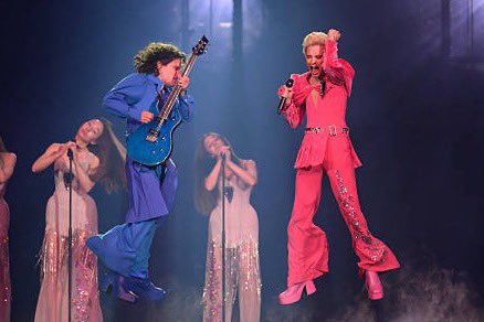 sophiaxlights's tweet image. it IS possible to hear pictures