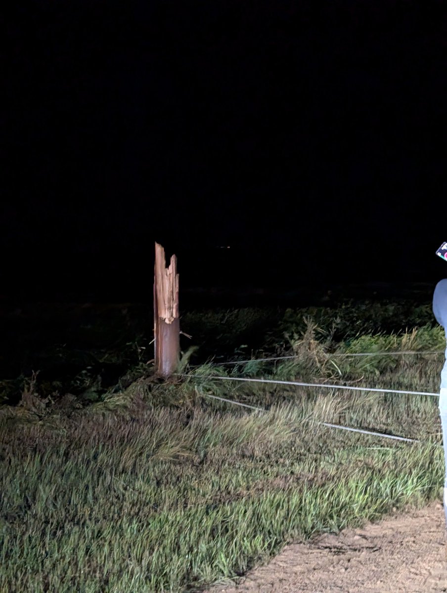 The large #tornado that went just south of Greensburg, KS a few hours ago illuminated itself as it took out power poles on US 183 south of Greensburg. #kswx  <a href="/NWSDodgeCity/">NWS Dodge City</a> #TornadoEmergency