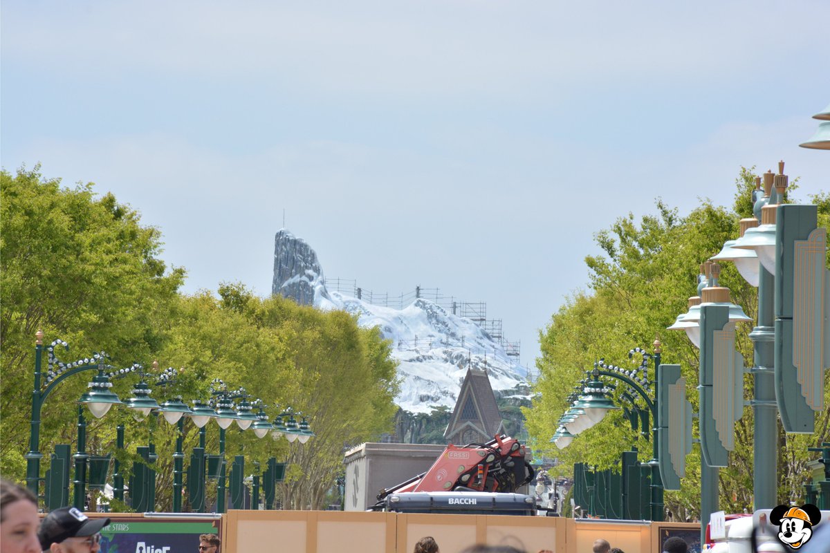 [Analysis] 🚧 A Pathway into the Future #WDS2! ❄️🦁

➡️ Since the opening of the new Hollywood Blvd pathway, guests now enjoy a direct line of sight into the ongoing  expansion.
➡️ From this new guest area, the rocky cliffs of Arendelle are clearly visible, providing a dramatic