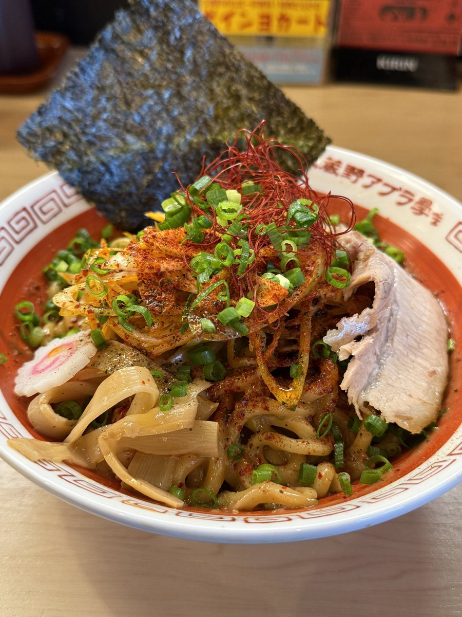 baba_keizai's tweet photo. 【#馬場経ランチ】
反省しかなかった武蔵野アブラ學会「デス油そば」のリベンジとして、同じく100ハイコラボ「100万ボルト油そば」を食す。口の中のしびれが脳まで届き、一日も早く100ハイを歩きたく なってしまう逸品でした。でも慣れるまでは注意が必要！！まさに油断大敵… https://t.co/NTAVv9dZRr