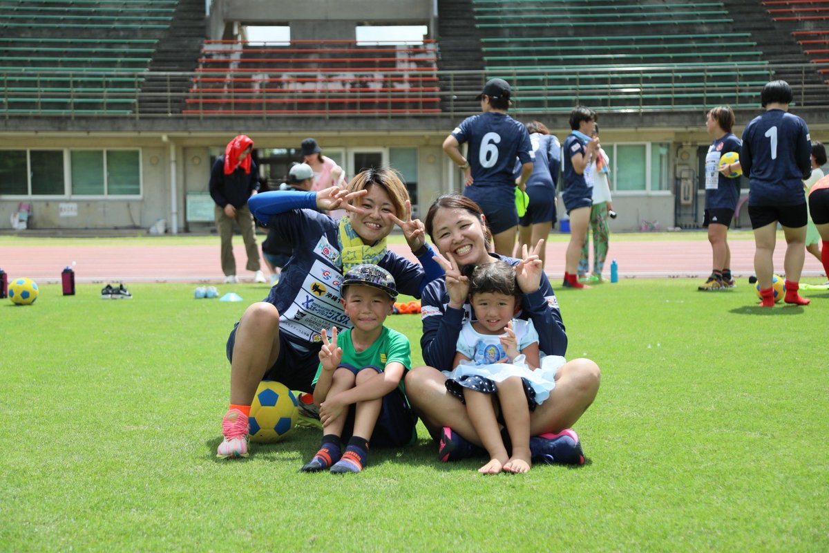 ／
5/18サッカー教室の様子をお届け🌺⚽️
＼

5/18のホーム戦終了後、ピッチでサッカー教室を開催しました！
参加してくれた子どもたち、そして保護者の皆さま、ありがとうございました🌺
選手たちも笑顔いっぱいで交流でき、元気をもらいました💪✨

#琉球デイゴス #ONE #改進劇