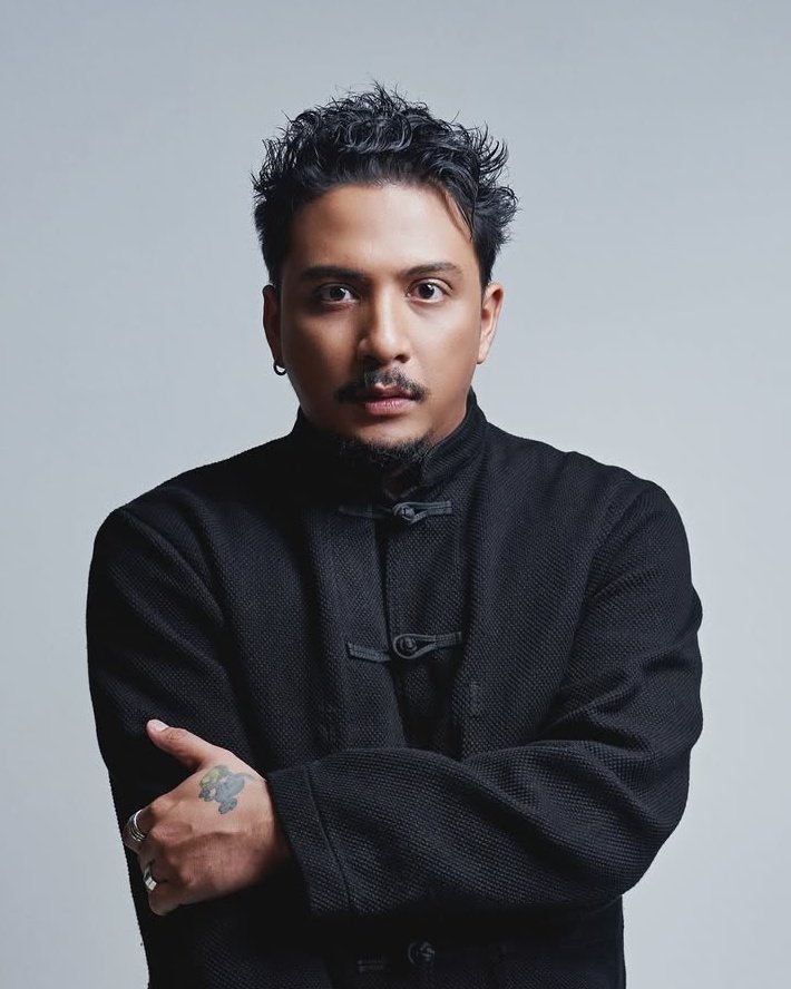 iPopBase's tweet photo. Sal Priadi comforts a fan who got scammed by a fake concert ticket:

“aku percaya ceritamu, brangkaaaaaaatttlaah jangan nangis jangan sedihhhh fuck penipu, dm nomermu.” https://t.co/kitWeH7AgD