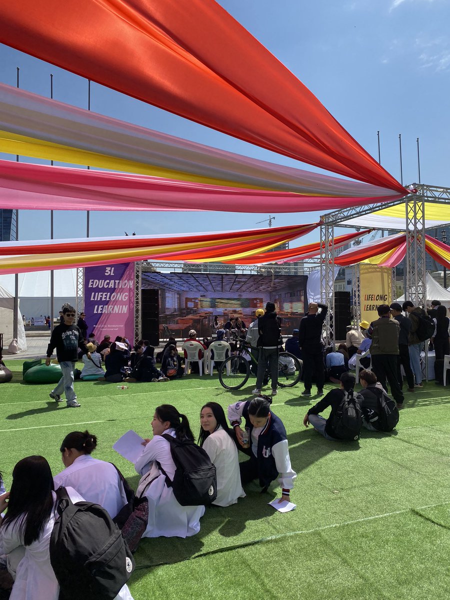 Төв талбай дээр их сургуулиудын танилцуулга болон Засгийн газар огцор шаардлагад гарын үсэг цуглуулах арга хэмжээ явж байна. Ирж гарын үсгээ зураарай. Одоогоор 75.000 болоод байгаа. 100к хүргэе.