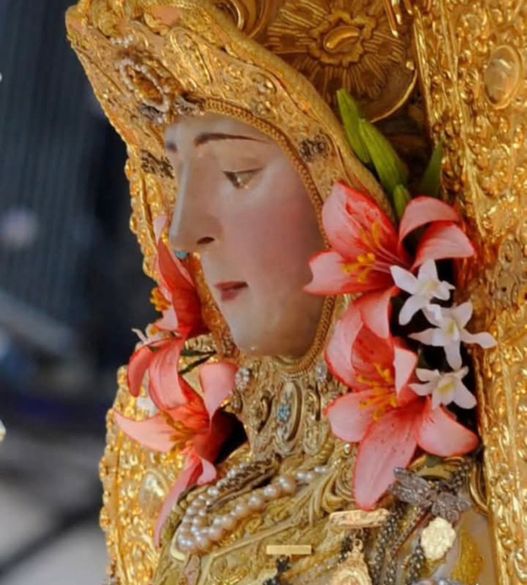 "Que viene cuajá de flores
la Virgen de mis amores"
#Lunes