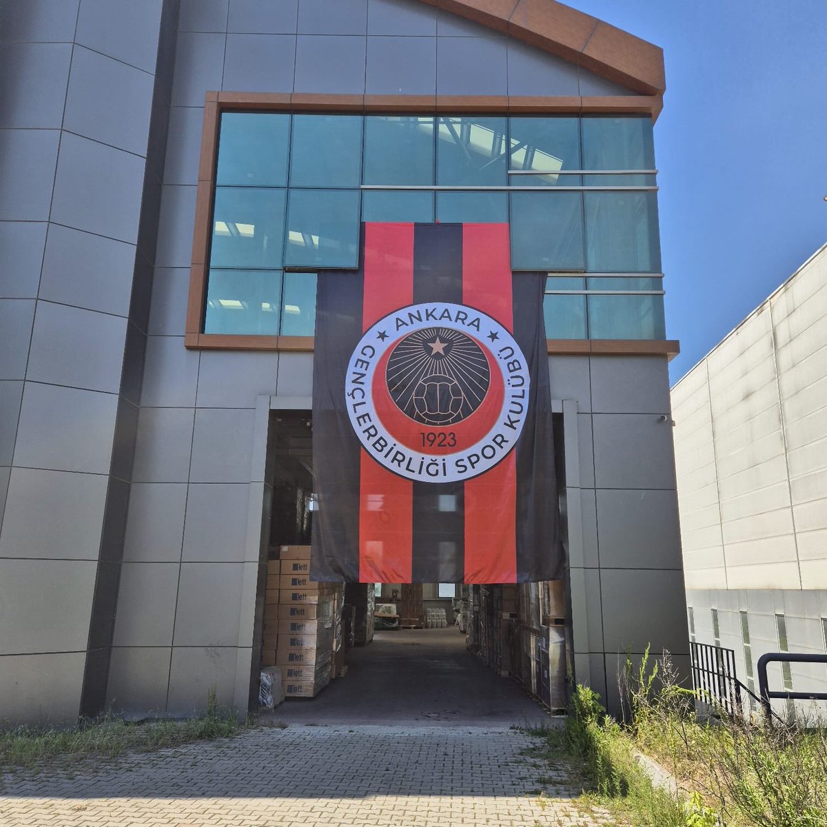 Arkadaşlarımız ,İstanbul Tuzla Organize Sanayi Bölgesine ⁦<a href="/kirmizikara/">Gençlerbirliği SK</a>⁩ bayrağını asmışlar emeği geçenlere teşekkür ederiz. Özlemle beklediğimiz şampiyonluğun tadını çıkartmaya çalışalım.