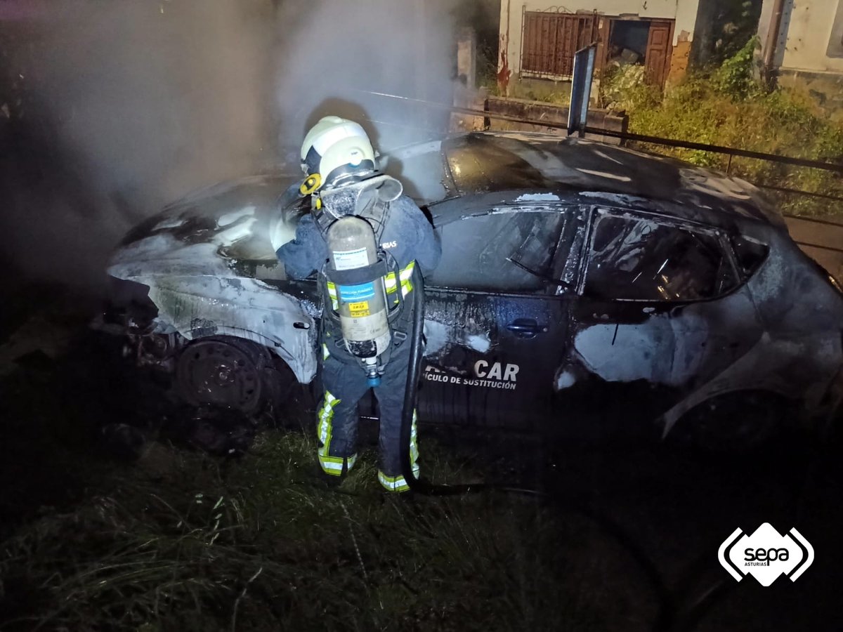 BomberosAstur's tweet image. Quema por completo un turismo en La Felguera #Langreo. Sin afectados. Al lugar acudieron Bomberos del #SEPA de #SMRA. Aviso @112Asturias a las 02.34 horas. Extinguido 03.44 h. En base 04.02 h. Informada Policía Local y #SAMUAsturias