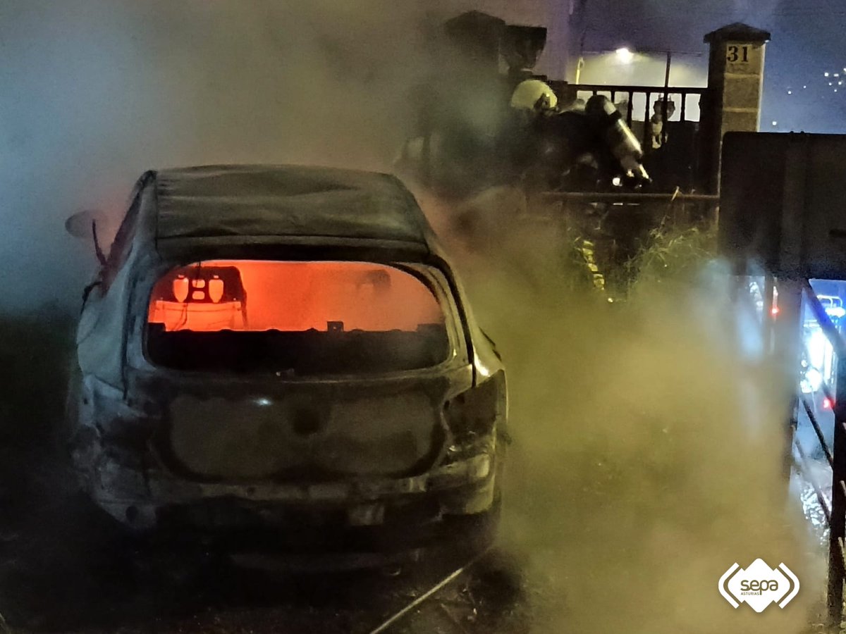 BomberosAstur's tweet image. Quema por completo un turismo en La Felguera #Langreo. Sin afectados. Al lugar acudieron Bomberos del #SEPA de #SMRA. Aviso @112Asturias a las 02.34 horas. Extinguido 03.44 h. En base 04.02 h. Informada Policía Local y #SAMUAsturias