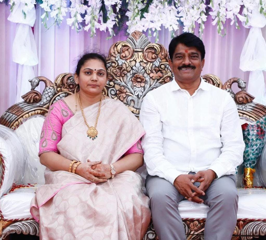 Surya_doer's tweet photo. మా ప్రియతమ నేత, అనంతపురం మాజీ బిజెపి జిల్లా అధ్యక్షులు @SandireddySrin3 గారికి శ్రీమతీ నవీనా ��ారికి 30వ వివాహ వార్షికోత్సవ శుభాకాంక్షలు. మీరు ఇలాగే సంతోషంగా నిండు నూరేళ్లు జీవించాలని కోరుకుంటు, ప్రజా సేవలో మీరు ఇరువురు ఇంకా ముందుకు సాగాలని మనస్ఫూర్తిగా కోరుకుంటూన్నాను https://t.co/4s28BNrwd1