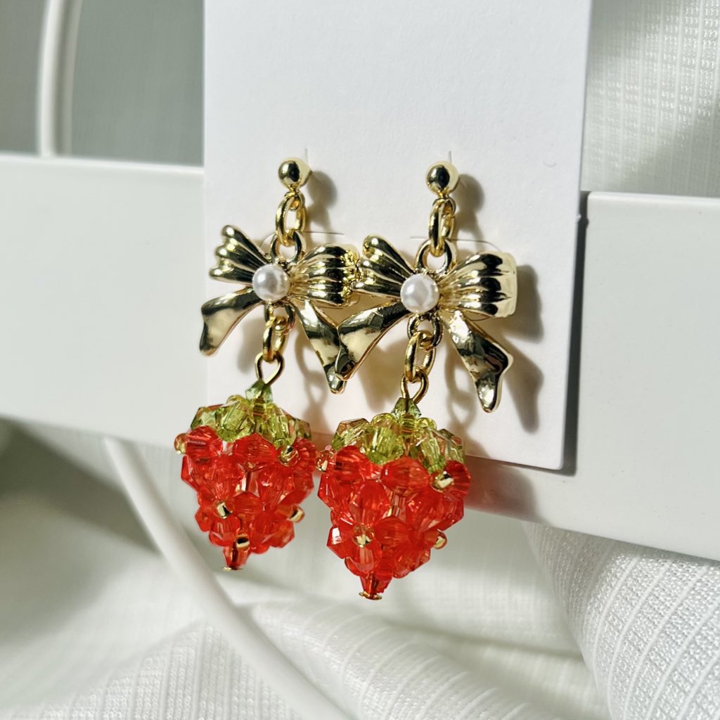 Azusa_beads's tweet photo. いちごとリボンのピアス🎀

販売中です🍓

https://t.co/LQPY6wLV0T

 #ハンドメイドアクセサリー #ビーズ 
 #ハンドメイド好きな人と繋がりたい https://t.co/yUVXQCyrla
