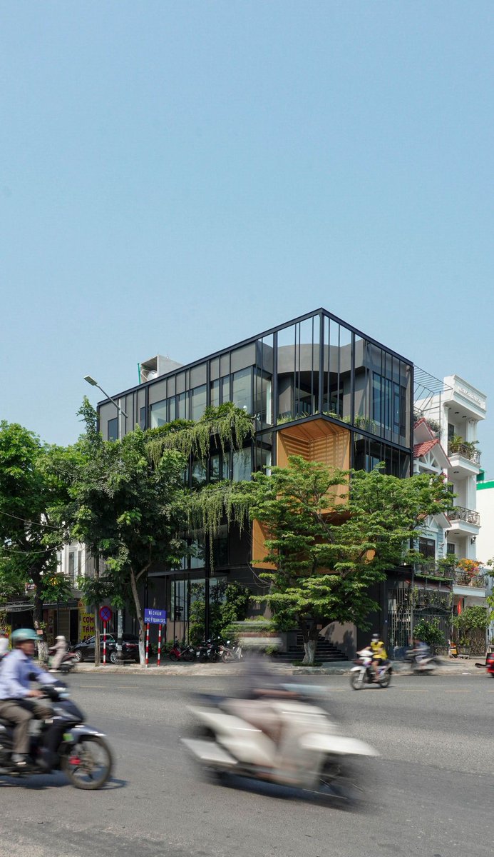 Architizer's tweet image. To adapt to the tropical climate, this home was wrapped in a steel enclosure that adds structure, greenery and ventilation while concealing its outdated finishes.

📍Da Nang, Vietnam

Project by: G.A concept
Details: arc.ht/4kumyWu