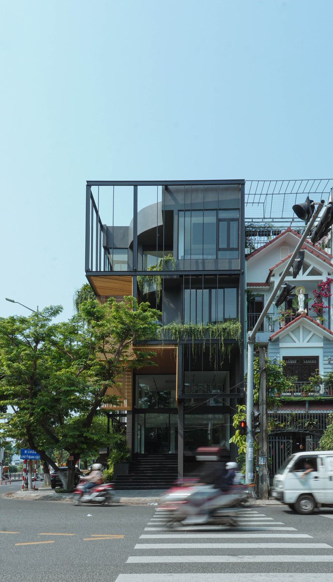 Architizer's tweet image. To adapt to the tropical climate, this home was wrapped in a steel enclosure that adds structure, greenery and ventilation while concealing its outdated finishes.

📍Da Nang, Vietnam

Project by: G.A concept
Details: arc.ht/4kumyWu