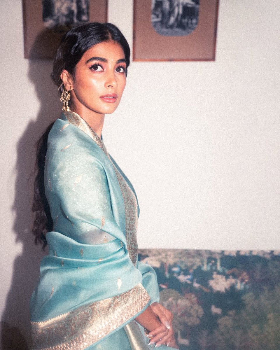 BangaloreTimes1's tweet photo. Pooja Hegde shared stunning pictures in a vintage look. 🌸✨
#TimelessBeauty #PoojaHegde #Retro #SariLook #TuluActress #Photodump https://t.co/zWBjE7lGA5