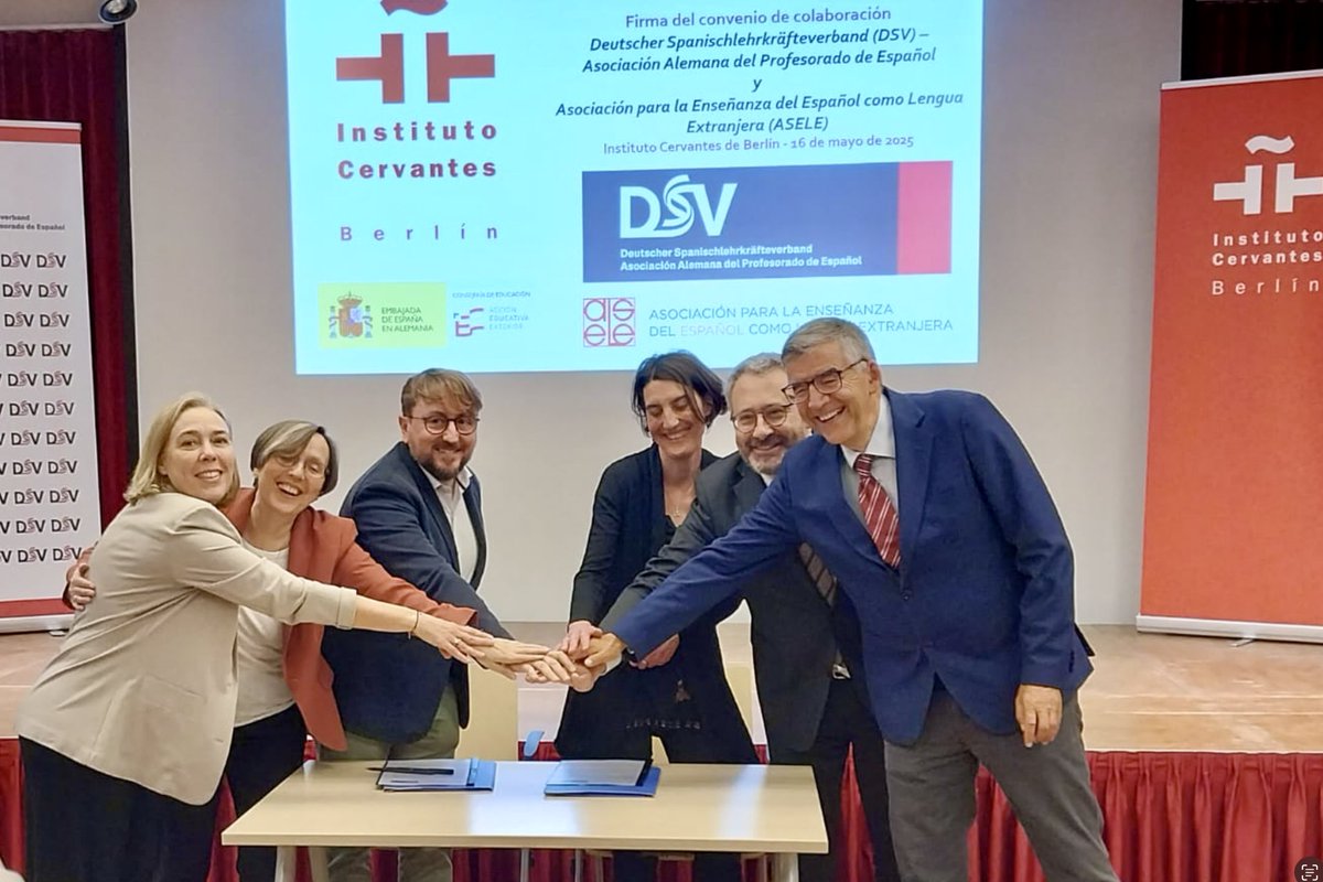 ASELE_ELE's tweet photo. 🤝ASELE firma su 6.º convenio internacional con #DSV (Asociación Alemana de Profesores de Español) en el @InstCervantes de Berlín 🇩🇪 . Un paso más para fortalecer la enseñanza del español y las redes globales de profesorado. 🌍✨ #ASELE #DSV #Español #TwitterELE https://t.co/3pHVOAJKPC