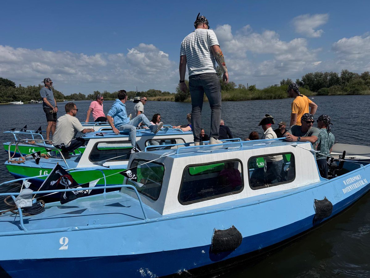 Afgelopen zaterdag was het weer tijd voor ons jaarlijkse uitje☀️ Het was weer gezellig🥳 Als echte piraten 🏴‍☠️ gingen we het water op in de Biesbosch!
In 5 teams streden we om de juiste codes te vinden om zo de route naar de schat te vinden💰🕵️