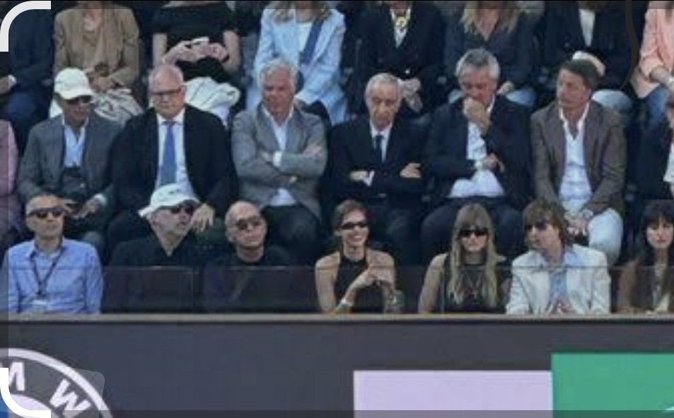davide_rossi's tweet photo. @lefrasidiosho Il momento esatto in cui ho capito che Sinner avrebbe  perso , il 🦉 🦉 🦉 🦉  di renzi tra il pubblico https://t.co/eTXGcVKAUf