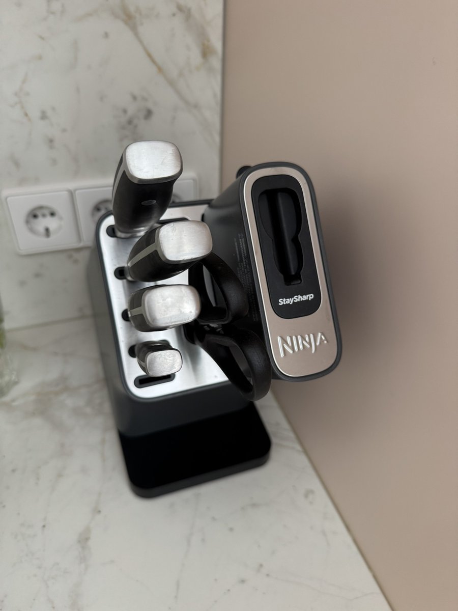 אני עושה פה piggyback על הפוסט של רותי כדי לתת המלצה.
יש לי די הרבה סכיני מטבח. חלקן זולות ומעולות, חלקן יקרות וגרועות.
בכל אופן, חודש שעבר קניתי לבית בטוסקנה, אחרי שקראתי ביקורות טובות, את הסכינים האלה של נינג׳ה. 
אמרתי שגם אם הן לא משהו, בכמות השימוש המועטת שאנחנו שם, הן