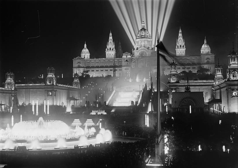 #TalDiaComAvui de 1929 s'encenien per primera vegada els focus del Palau Nacional, coincidint amb la inauguració de l'Exposició Internacional de Barcelona.

🧵 #FIL ⤵️