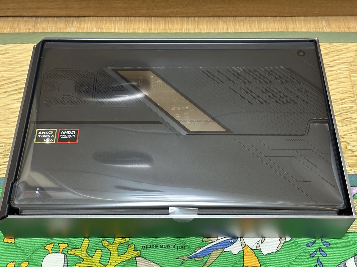 ruto_shi's tweet image. まいにゅーぎあ！これはテンション上がるぜ！！
ホントはこれのCPU（Strix Halo）が積まれた8〜10インチくらいのUMPCが欲しかったけど、電力的に厳しいらしくしばらく出なさそうなので数日悩みに悩んだ末ポチりました。これとインプラント手術代で今季のボーナスほぼ全額吹っ飛んだよ😇💸
#ROGFlowZ13