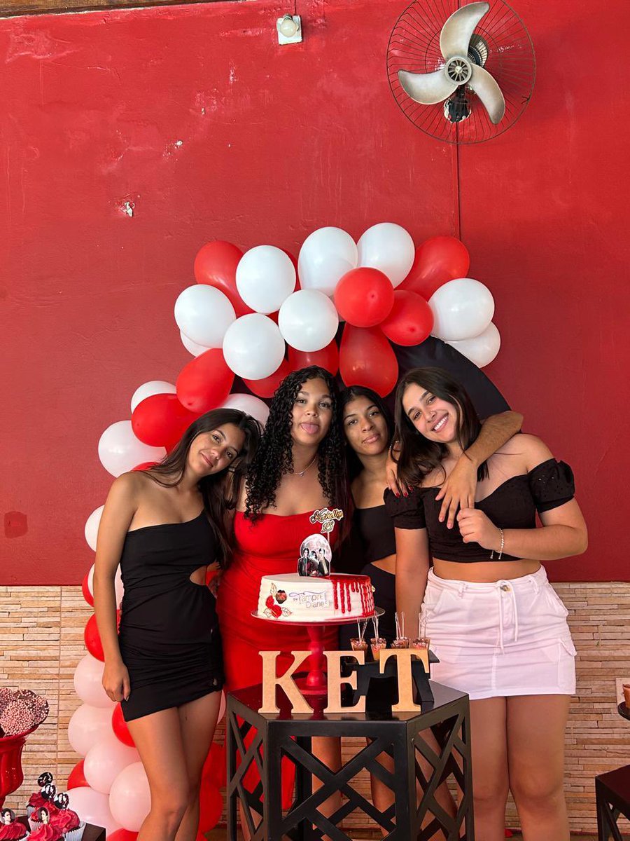 seupaipeladoo's tweet photo. obrigada meu amores, por fazerem essa festa surpresa tão especial pra mim, eu amo muito vcs!🫶🏻 https://t.co/P6GaK1Nat1