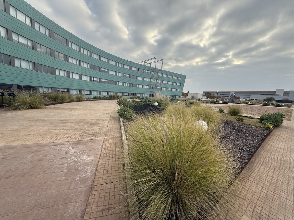 BadToxic's tweet photo. #OutsideArea of our #hotel #BarcelonaAirportHotel in #Barcelona, #Spain.
#hotelBuilding #terace #Terasse #tennis #tennisCourt #stay #Unterkunft #vacation #Urlaub @umiizza https://t.co/qc5nTb7yCV