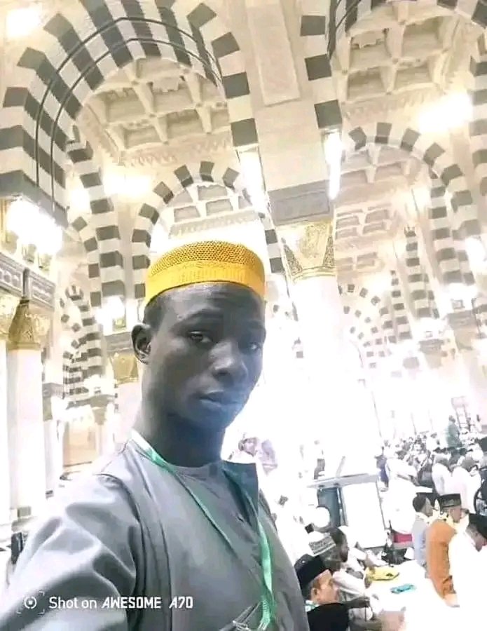 Yakamata A Kwace wayar Alhaji Ya Samu Yayi Ibada Ko Ina Yaje Hoto Kawai 😂😂