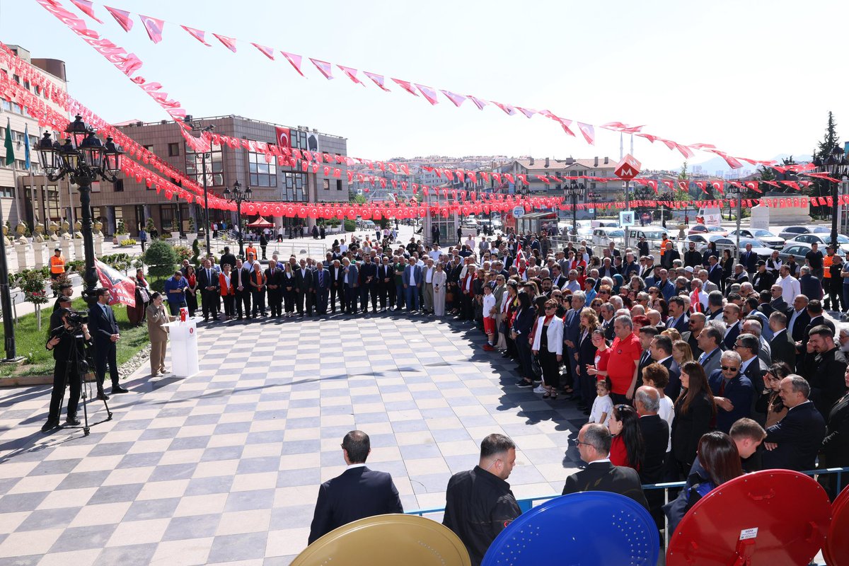 OzarslanMesut's tweet photo. 19 Mayıs Atatürk’ü Anma, Gençlik ve Spor Bayramı programlarımıza; ilçe erkanımız, CHP Ankara Milletvekilimiz Sn. Semra Dinçer, ilçe yönetimimiz ve kıymetli hemşehrilerimizin katılımlarıyla Atatürk anıtına çelenk sunarak başladık.

Bayramımız kutlu olsun. 🇹🇷 https://t.co/rNbdTNXlKB