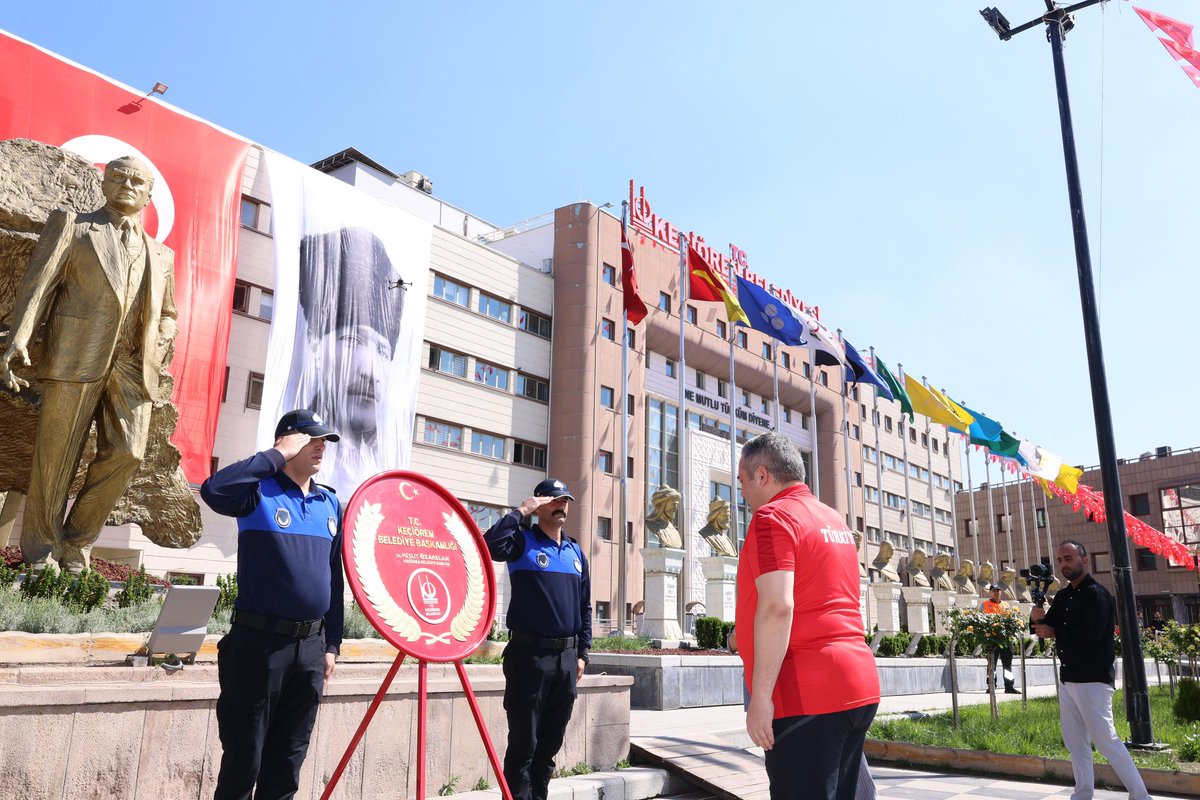 OzarslanMesut's tweet photo. 19 Mayıs Atatürk’ü Anma, Gençlik ve Spor Bayramı programlarımıza; ilçe erkanımız, CHP Ankara Milletvekilimiz Sn. Semra Dinçer, ilçe yönetimimiz ve kıymetli hemşehrilerimizin katılımlarıyla Atatürk anıtına çelenk sunarak başladık.

Bayramımız kutlu olsun. 🇹🇷 https://t.co/rNbdTNXlKB