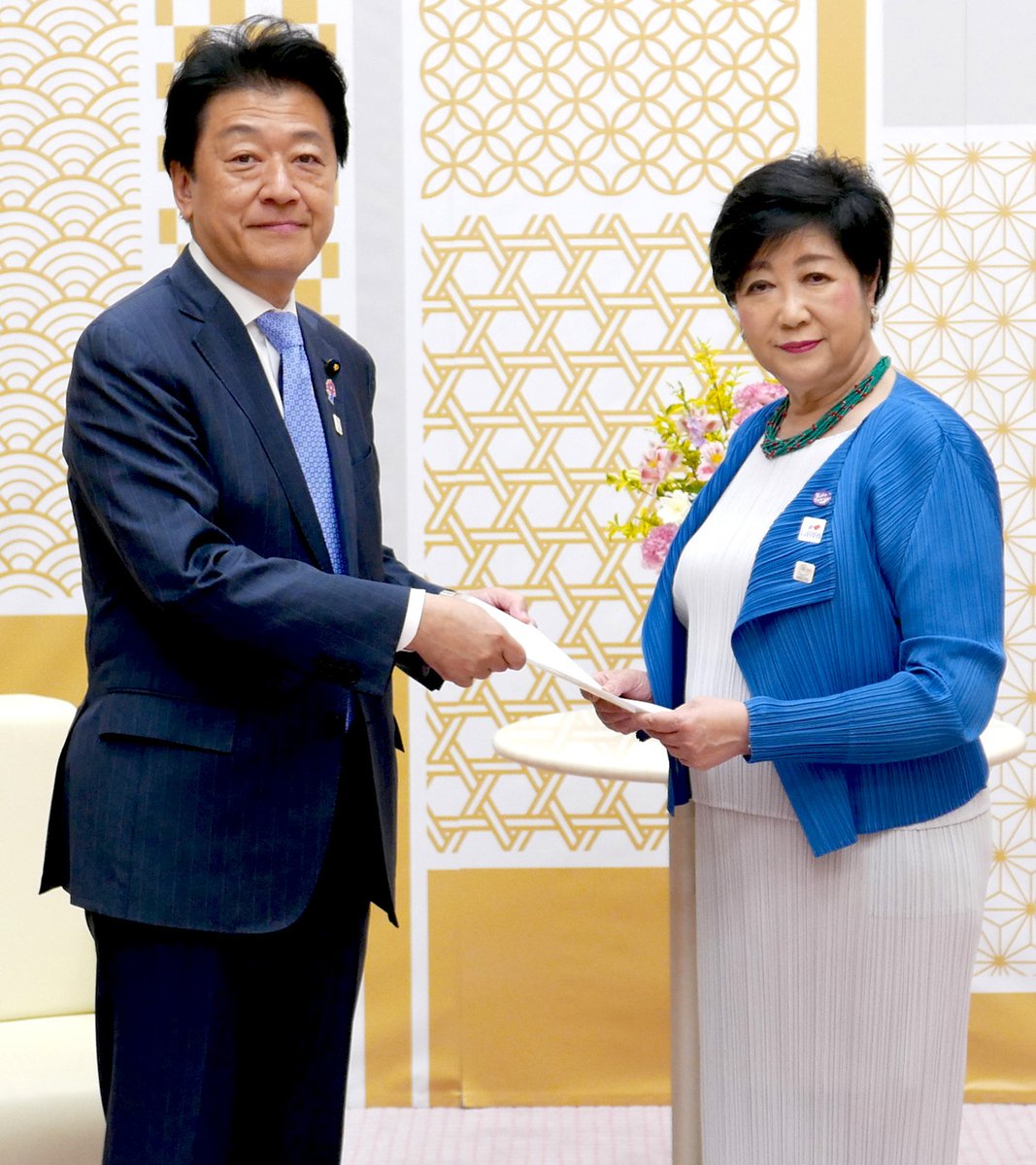 kanno_TokyoMA's tweet photo. 本日、小池知事に緊急要望を提出しました。
今年の夏も平年以上に暑くなるとの事ですが、物価高の影響でエアコンの使用を躊躇する例が予想されます。都民の暮らしと命をまもるため、光熱費負担軽減のための要望書を提出しました。具体的には夏の水道料金の無償化を検討してほしいという内容です。 https://t.co/ULMHwQ5cnF