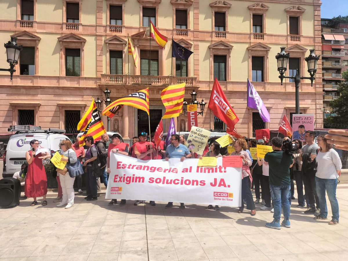 XavierEstradaF1's tweet image. Hem estat a la plaça de la Pau, davant la Subdelegació del Govern a Lleida, donant suport a la vaga convocada per CCOO i CGT. El col·lapse del sistema d’estrangeria vulnera drets i condemna a la precarietat.
Hi hem estat per dignitat i justícia #drets #dignitat #justicia #treball