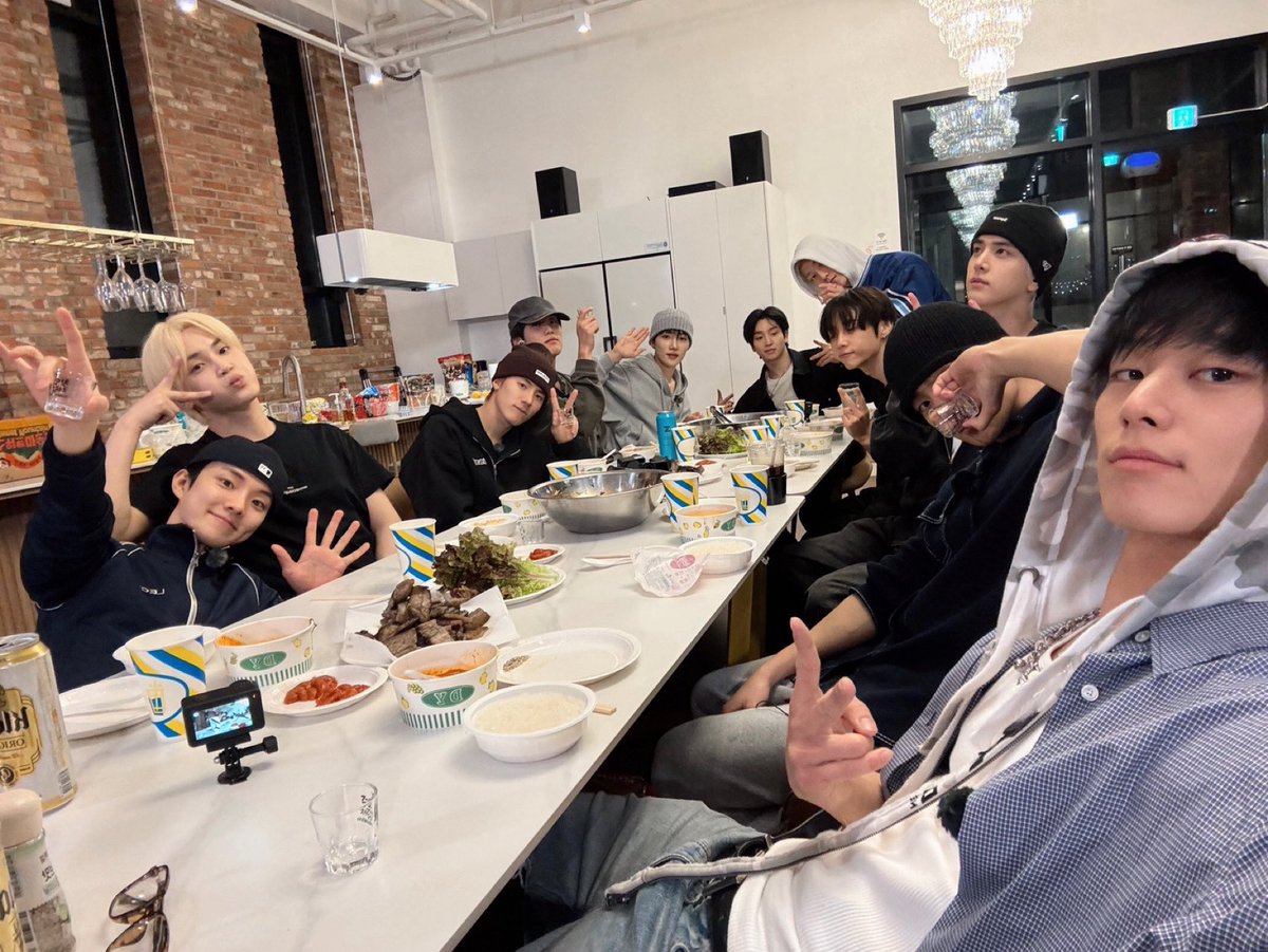 [📸] 11명이라서 더 행복했던 추억🧑‍🧑‍🧒‍🧒

youtu.be/VC3qHgFMDbY

#THEBOYZ #더보이즈