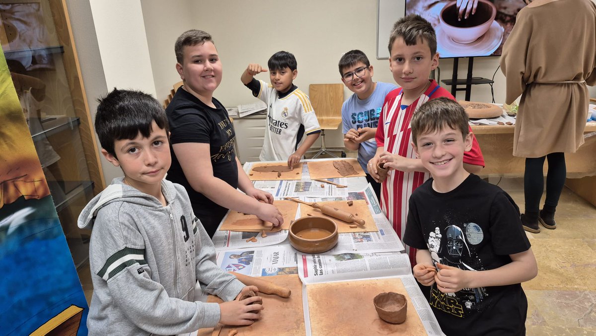 🥢PUERTO FLUVIAL🥢
Esta mañana los alumnos y alumnas de 4°B de #EducacionPrimaria han visitado el museo del puerto fluvial y además, se han convertido en alfareros de la época romana. ¡Lo han pasado genial! #LaEstrellaEsMiCole