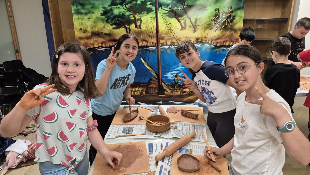 cpleszaragoza's tweet photo. 🥢PUERTO FLUVIAL🥢
Esta mañana los alumnos y alumnas de 4°B de #EducacionPrimaria han visitado el museo del puerto fluvial y además, se han convertido en alfareros de la época romana. ¡Lo han pasado genial! #LaEstrellaEsMiCole https://t.co/Cfb8ls33MO
