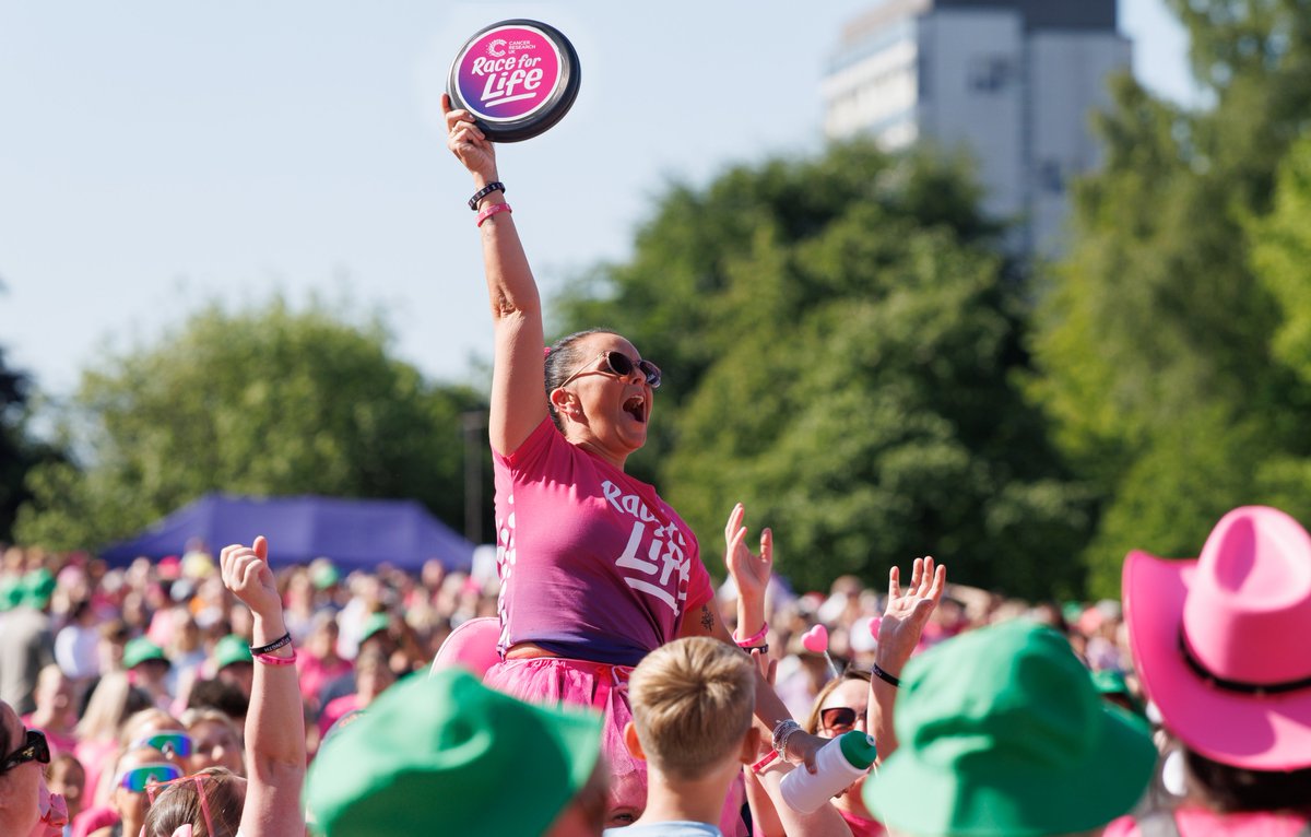 CRUKScotland's tweet photo. We're feeling some #Mondaymotivation reflecting on an incredible day at #RaceforLife Glasgow when more than £735,754 was raised for @CR_UK to fund life-saving research.
Thank you Glasgow. 💙
📷Steve Welsh. https://t.co/79uCANEl22