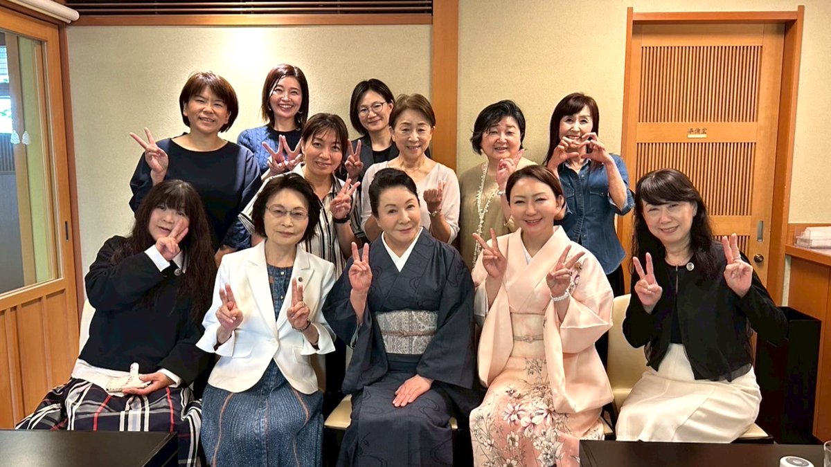 haru_min2020's tweet photo. 金沢の老舗和菓子店「森八」19代目若女将、中宮千里さんが講師を務められた「トップとの勉強会」に参加

若女将の伝統を守りながらも新しいことに挑戦していくエネルギッシュな姿や熱意のこもったお話し
「貴船」の特製弁当をいただきながら意見交換もあり🥰とても貴重な時間を過ごすことができました https://t.co/0ctBsHtcKN