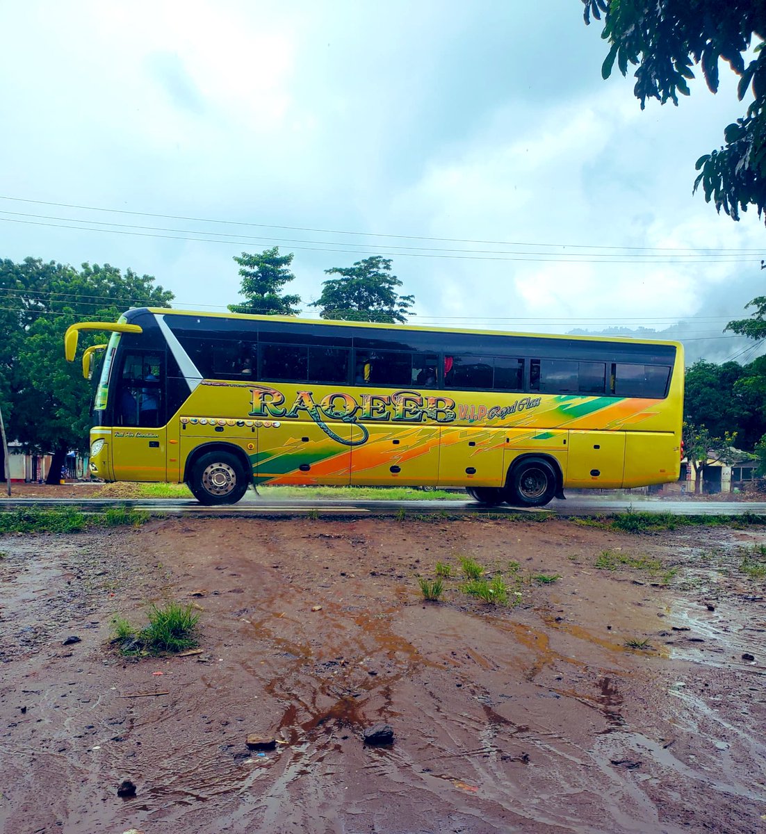 efrem_alberto's tweet photo. Uhakika wa safari na mkurugenzi #raqeeb V.I.P on road 
#adventure unazi asili yetu.. 🚌 🚌 https://t.co/LhRzKuB8eT
