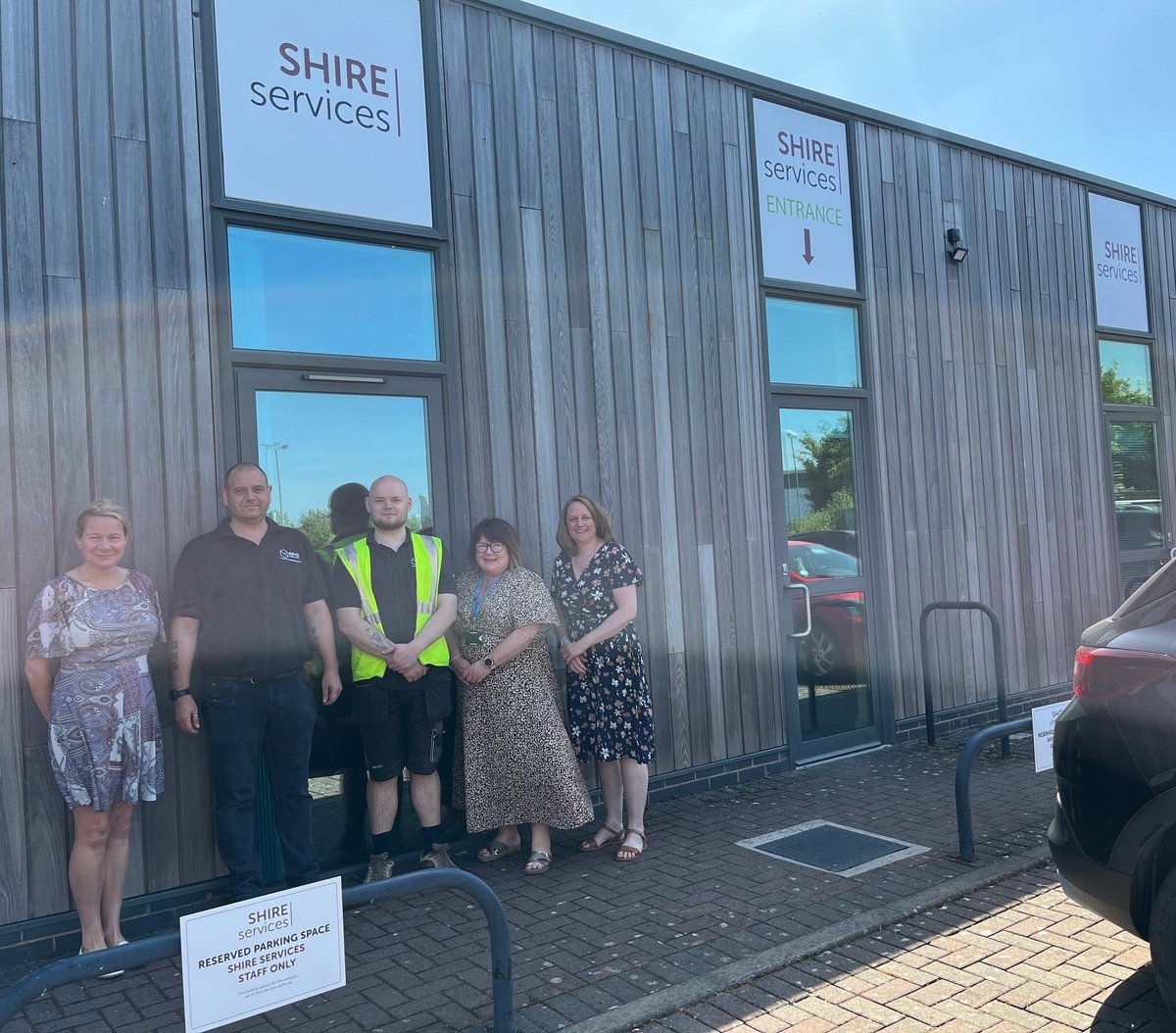 ShireServices's tweet image. ✨ Fresh new look ✨

Check out our shiny new signs showing our new entrance and office space (still at the Shropshire Food Enterprise Centre in Shrewsbury) 🎉

 Thank you @EPSPrinting - they look brilliant!

👇 
🔗 orlo.uk/PQKw0

#ShropshireBusiness #NewSigns