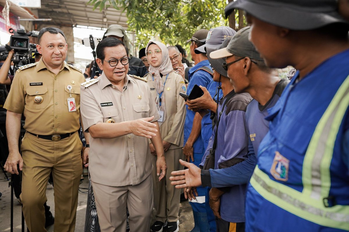 Saya meninjau Kali Cakung Lama yang sedang dikeruk. 

Pengerukan ini bisa mengangkat endapan lumpur, memperlebar aliran sungai, dan meningkatkan kapasitas daya tampung air, agar tidak meluap saat hujan deras. 

Bismillah bisa mengurangi banjir di daerah Kelapa Gading..