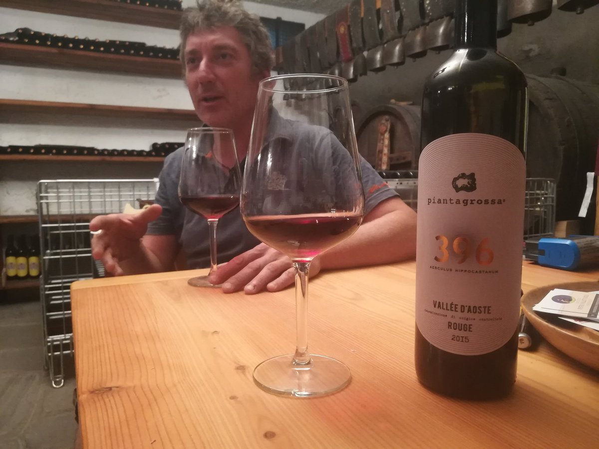 Sergio75829756's tweet photo. Siamo a #donnas in un grande spettacolo, con i Tupium in bella evidenza, nella cantina di Zonzero con i suoi vini in degustazione, provateli e troverete un grande #nebbiolo qui detto Picodendro o Picotener... https://t.co/Q8a6wuDxtT