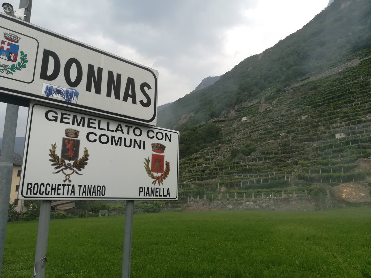 Sergio75829756's tweet photo. Siamo a #donnas in un grande spettacolo, con i Tupium in bella evidenza, nella cantina di Zonzero con i suoi vini in degustazione, provateli e troverete un grande #nebbiolo qui detto Picodendro o Picotener... https://t.co/Q8a6wuDxtT