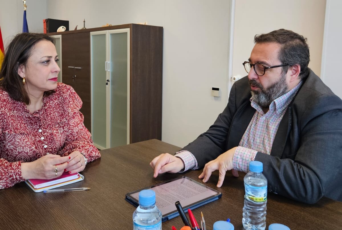 Esta mañana, la Secretaría General de Igualdad, Ara Sánchez, y el Director de la Oficina de Diversidad de la Universidad de Extremadura, José María Núñez, se han reunido para trazar líneas de colaboración y definir futuros proyectos conjuntos.

Un paso más hacia una universidad
