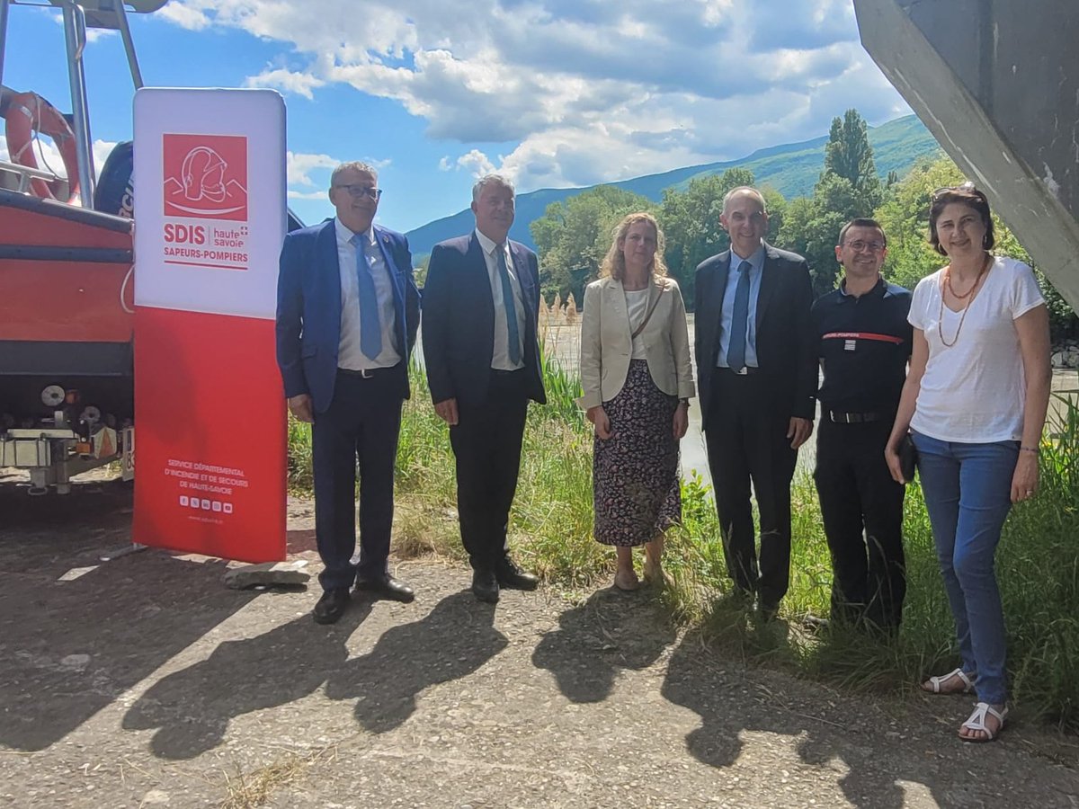 Prefet74's tweet photo. Emmanuelle Dubée @prefet74, a procédé, ce samedi à #Seyssel, à la remise des clés de deux bateaux moyens secours. Des nouveaux équipements venant renforcer la capacité d'intervention du @SDIS_74 sur le territoire. https://t.co/KgVMQnvaT1