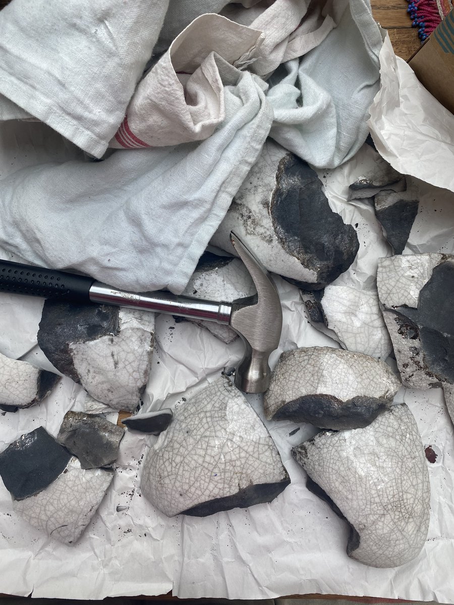 jhalakprize's tweet image. #TFW when Artist in Residence for Jhalak Poetry Prize sends an image of #WIP with: "Please don't panic over the broken pieces, I'm in the process of putting it all together again!"
We can't WAIT to see the finished piece!
#jhalakshowcase #jhalakprize25