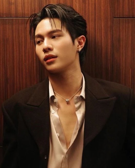 kittycharoenrak's tweet photo. birthday boy                       his late night gift https://t.co/1UMHzmr19K