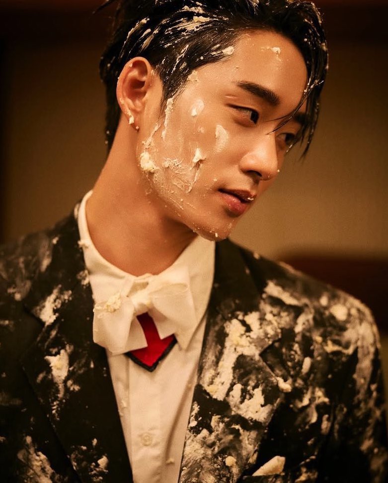 kittycharoenrak's tweet photo. birthday boy                       his late night gift https://t.co/1UMHzmr19K