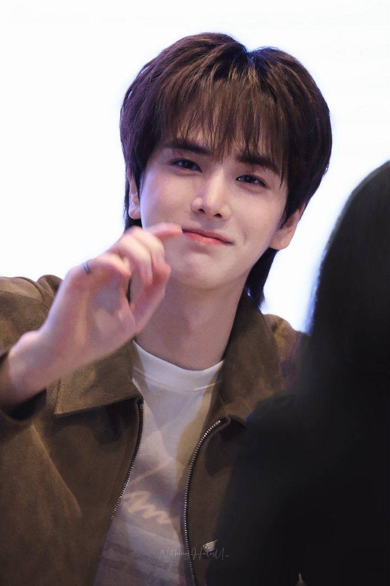 NothingHatesU_'s tweet photo. 250517 POPMERCH 🤍🤎

#더보이즈 #영훈 #YOUNGHOON  #ヨンフン #THEBOYZ https://t.co/TophrEI8cn